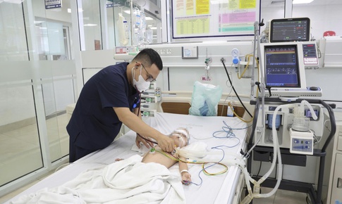 Nhiễm 5 tác nhân hô hấp sau sặc nước, bé 2 tuổi suýt mất mạng