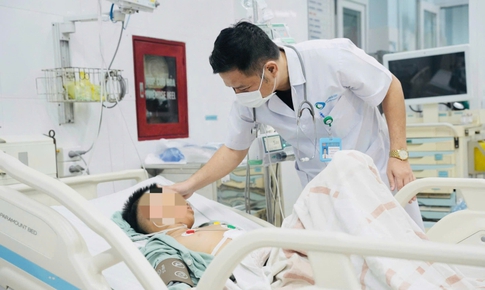 Bị bóng sút vào bụng, bé trai vỡ lách độ IV, sốc mất máu