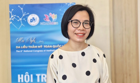 Tóc rụng nhiều do đâu? Bác sĩ cảnh báo về quảng cáo 'mọc tóc thần tốc'