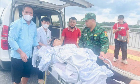 Mở 'luồng xanh’ cho xe cứu thương đưa bệnh nhân sang Trung Quốc điều trị