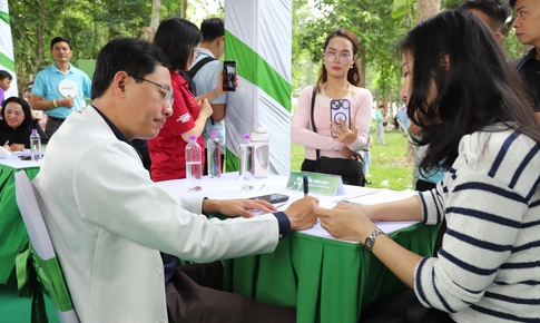 Người dân hào hứng khám sức khỏe miễn phí tại Ngày Dinh dưỡng cộng đồng Việt Nam lần 6