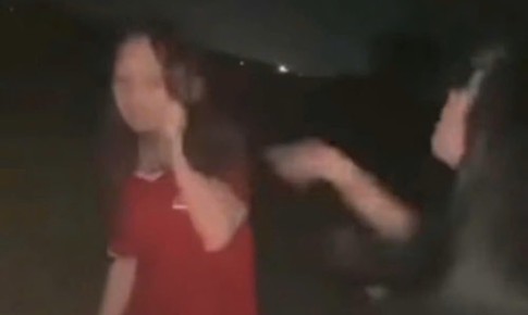 Xôn xao clip nữ sinh Hải Phòng bị cô gái hành hung trong đêm, bắt 'liếm chân'