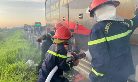 Cháy xe khách giường nằm trên cao tốc, 33 hành khách thoát nạn