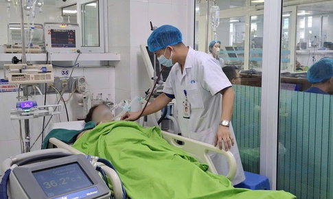 Làm việc giữa trời nắng gắt, nhiều người nhập viện cấp cứu vì sốc nhiệt