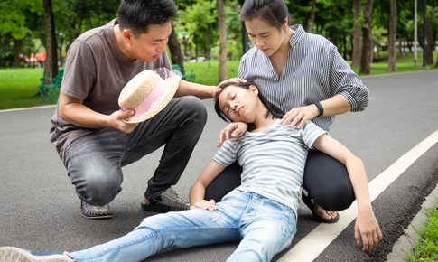 Đi ngoài trời nắng có biểu hiện choáng, đau đầu cần khẩn trương gọi cấp cứu