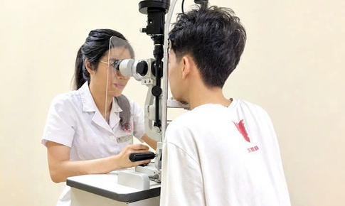Bị quả bóng đập vào, thiếu niên 15 tuổi chấn thương mắt nghiêm trọng