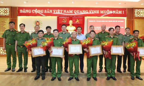 Chủ tịch UBND TPHCM khen thưởng Ban chuyên án phá nhanh vụ nổ súng do 2 người nước ngoài gây án