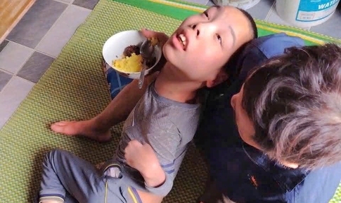 Sự bất lực của người mẹ nghèo trước con trai bại não, chưa bao giờ nói được trọn vẹn 2 tiếng 'Mẹ ơi!'