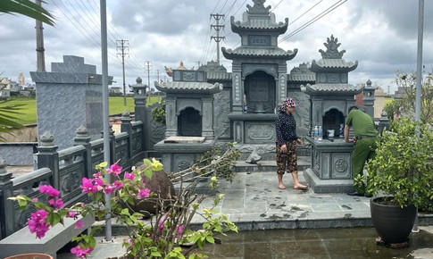 Gã đàn ông mắc bệnh tâm thần đập phá nhiều ngôi mộ ở nghĩa trang