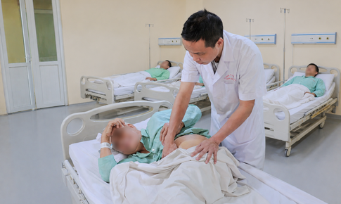 Tán sỏi qua da cho người đàn ông bị biến dạng cột sống 18 năm