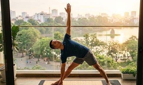 Đi bộ hay kéo giãn buổi sáng: Cách nào tốt hơn cho khớp?