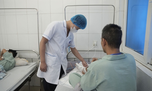 Người đàn ông mất nửa bàn chân do cưa bình khí bất ngờ phát nổ