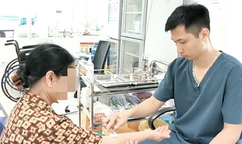 Mèo con cắn chủ rồi chết, chủ nuôi mới chịu đi tiêm phòng dại