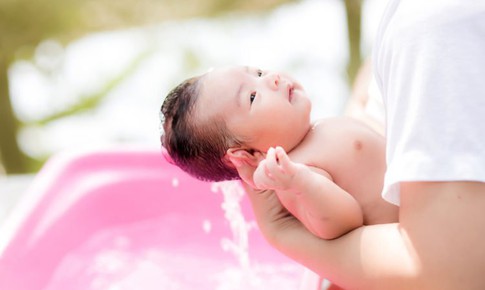 Những lưu ý quan trọng khi tắm cho trẻ nhỏ cha mẹ cần biết