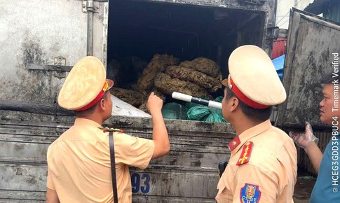 Tài xế ô tô mua hơn 2 tấn tóp mỡ bốc mùi mang đi tiêu thụ