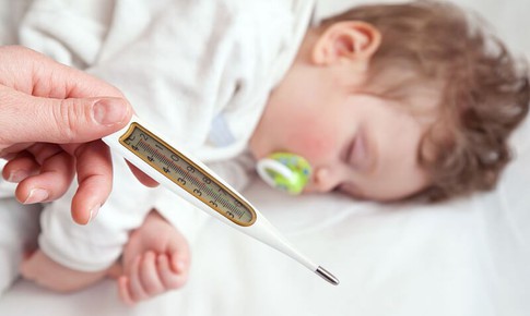 Mùa hè cảnh giác với sốt virus ở trẻ em