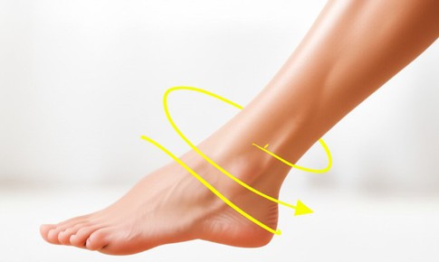 Hướng dẫn xoay cổ chân 5 phút mỗi ngày giúp tăng tuần hoàn, giảm cứng khớp