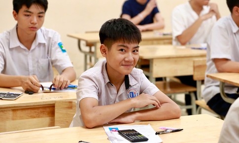 Hình ảnh sĩ tử Hà Nội trước giờ làm bài thi môn Toán lớp 10
