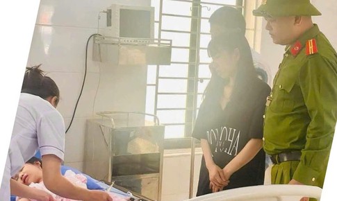 Cấp cứu bé gái ngất xỉu khi đợi phà đi Cát Bà dịp nghỉ lễ