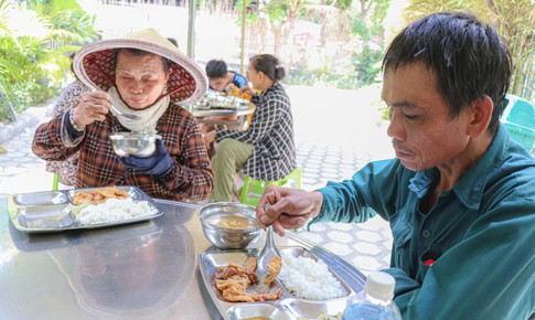 Giá thực phẩm tăng, quán cơm 2.000 đồng vẫn 'giữ lửa' vì người nghèo