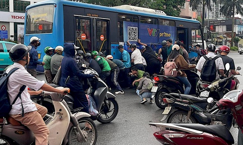 Cận cảnh người dân nâng xe buýt cứu tài xế mắc kẹt 