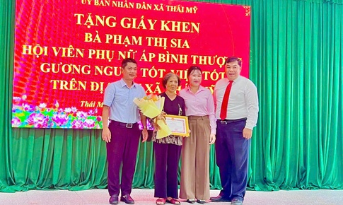 Nhặt được tiền và 5 tờ vé số trúng giải, người phụ nữ trả lại người đánh rơi