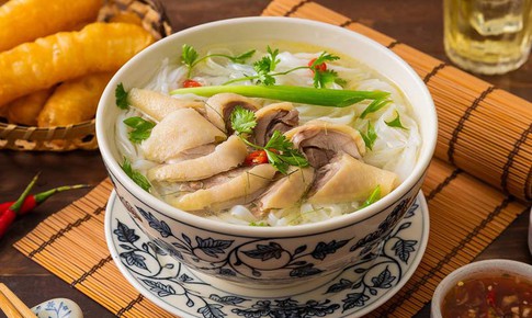 Một bát phở gà chứa bao nhiêu calo và 5 nhóm người cần thận trọng khi ăn