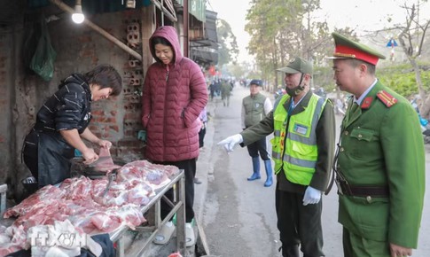 Hà Nội tăng cường xử lý 'chợ cóc' và ùn tắc giao thông