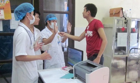 Từ 15/5, tấn công, xúc phạm nhân viên y tế, đăng tin sai về sự cố y khoa sẽ bị xử phạt đến 40 triệu