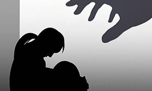 Bé gái 4 tuổi tử vong sau nhiều ngày bị mẹ và cha dượng bạo hành