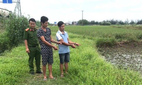 Hai gã đàn ông bắt trộm nghé mang ra đồng giết lấy thịt mang về cất vào tủ