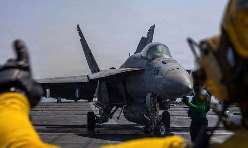 Tiêm kích F/A-18 Super Hornet Mỹ vô hiệu hóa tàu Iran vượt phong tỏa