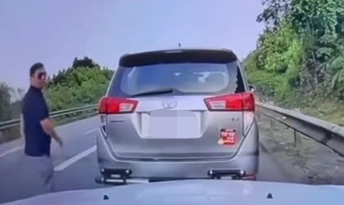 Không được nhường đường, nam tài xế chặn đầu xe ô tô giữa cao tốc 