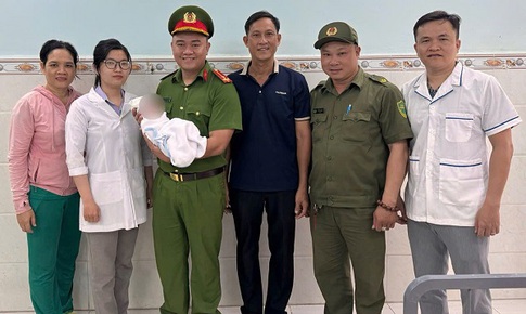 Xót xa bé trai sơ sinh bị bỏ lại ven đường trong túi nilon màu đỏ