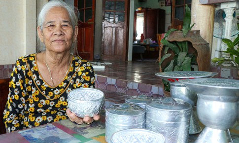 Chuyện gia đình ba thế hệ 'giữ lửa' nghề chạm bạc ở làng gốm Bàu Trúc