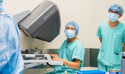 Robot da Vinci Xi tích hợp công nghệ ICG giúp bác sĩ FV cắt u phổi chính xác, bảo tồn tối đa mô lành