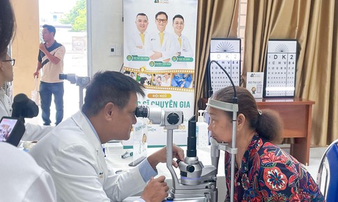 Bệnh viện Mắt Á Châu tầm soát bệnh lý mắt cho người dân Long Hải