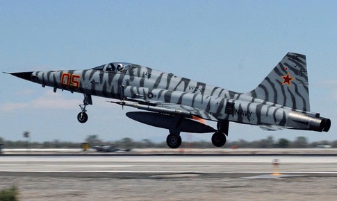 Vì sao Hải quân Mỹ buộc phải cho loạt tiêm kích F-5 Tiger II 'về hưu'?