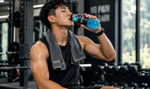 Tập luyện ngày hè: Khi nào nên dùng đồ uống thể thao thay vì nước lọc?