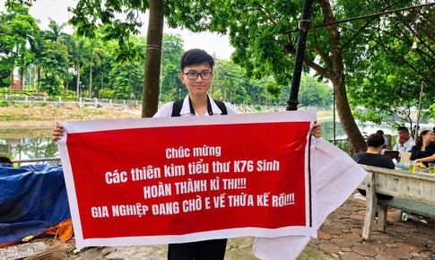 Không phải thi tốt nghiệp, nam sinh đạt giải Nhất quốc gia môn Sinh học làm băng rôn đến điểm thi cổ vũ sĩ tử