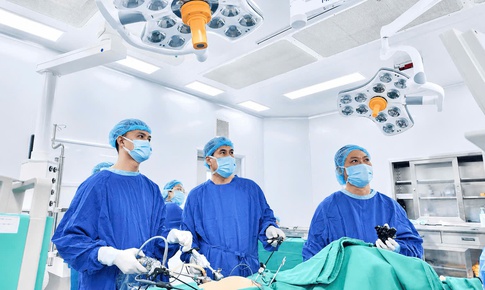 Vinmec Hạ Long cứu nữ bệnh nhân 45 tuổi thoát nguy cơ thủng đại tràng do polyp tái phát phức tạp