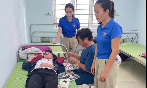 Thí sinh nén đau để tham gia kỳ thi Tốt nghiệp THPT 2026
