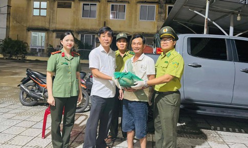 Nhặt chiếc túi giữa đường, người đàn ông bất ngờ phát hiện động vật quý hiếm