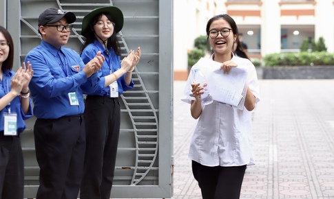 Sau môn thi cuối cùng, sinh viên tình nguyện gửi lời động viên tới hàng nghìn sĩ tử