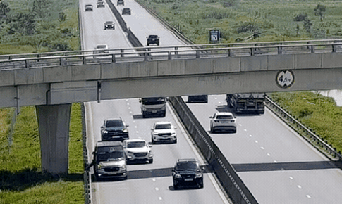 Tài xế mất 13 triệu đồng, trừ 6 điểm GPLX vì "chiều khách" trên cao tốc