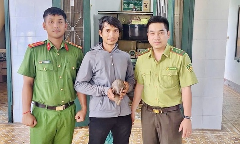 Người đàn ông bàn giao con vật quý hiếm có nguy cơ tuyệt chủng