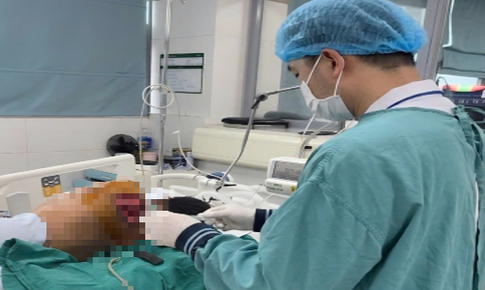 Sau 3 tháng nằm ICU do biến chứng sản khoa, người mẹ trẻ bật khóc khi được ôm con trong tay