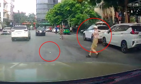 Người phụ nữ lao thẳng vào đầu ô tô chỉ để nhặt quả xoài rụng