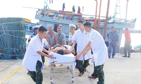 Cấp cứu kịp thời một ngư dân bị dây kéo lưới cắt đứt cẳng chân và rơi xuống biển