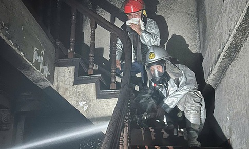 Cháy nhà dân lúc 4h sáng ở Hà Nội, cảnh sát lao vào giải cứu 2 người mắc kẹt